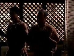 लाल छोटे बाल फिस्टिं ...