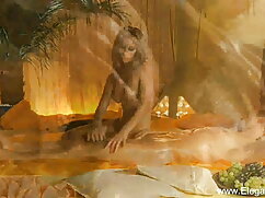 गोरा-श्यामला आनंद से ...