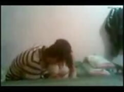 सेक्सी रैवन सोफे पर  ...